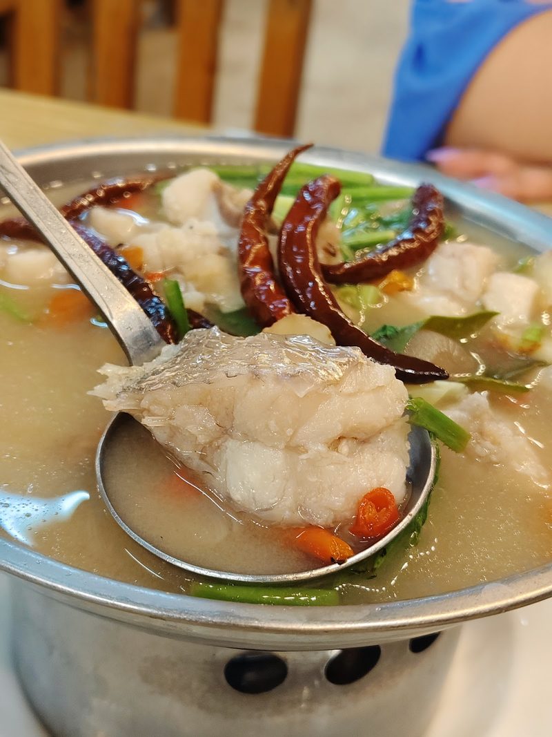 ต้มยำปลาคังในหม้อ มีเนื้อปลาชิ้นโตและพริกแห้ง