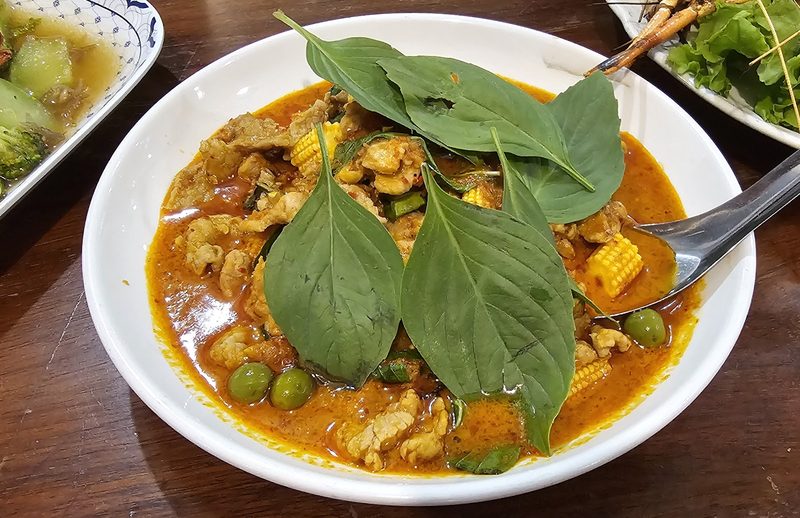 แกงเผ็ดใส่พริกไทยอ่อน ข้าวโพดอ่อน และใบโหระพา
