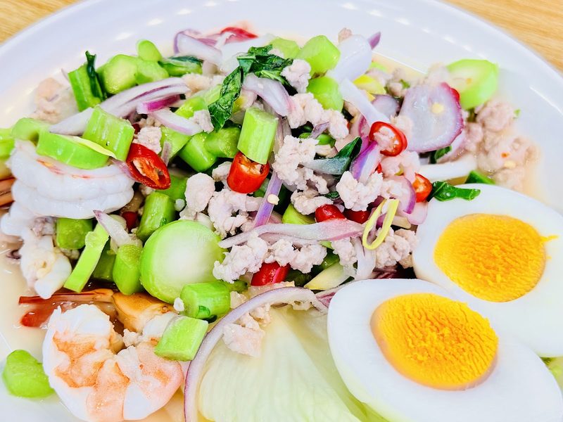 ยำแตงกวากับหมูสับ กุ้ง และไข่ต้ม