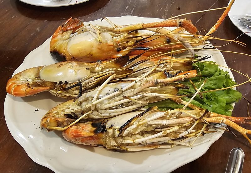 จานกุ้งแม่น้ำเผาตัวใหญ่ วางคู่ผักสลัด