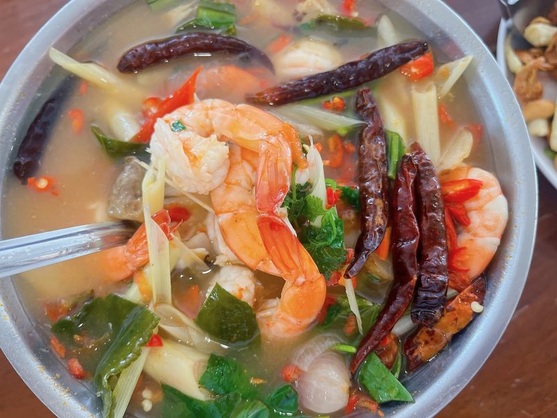 ต้มยำกุ้ง พริกแห้ง และสมุนไพร
