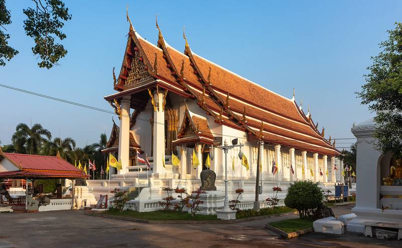 พระอุโบสถหลังคาซ้อนชั้นสีส้มทองของวัดหน้าพระเมรุ